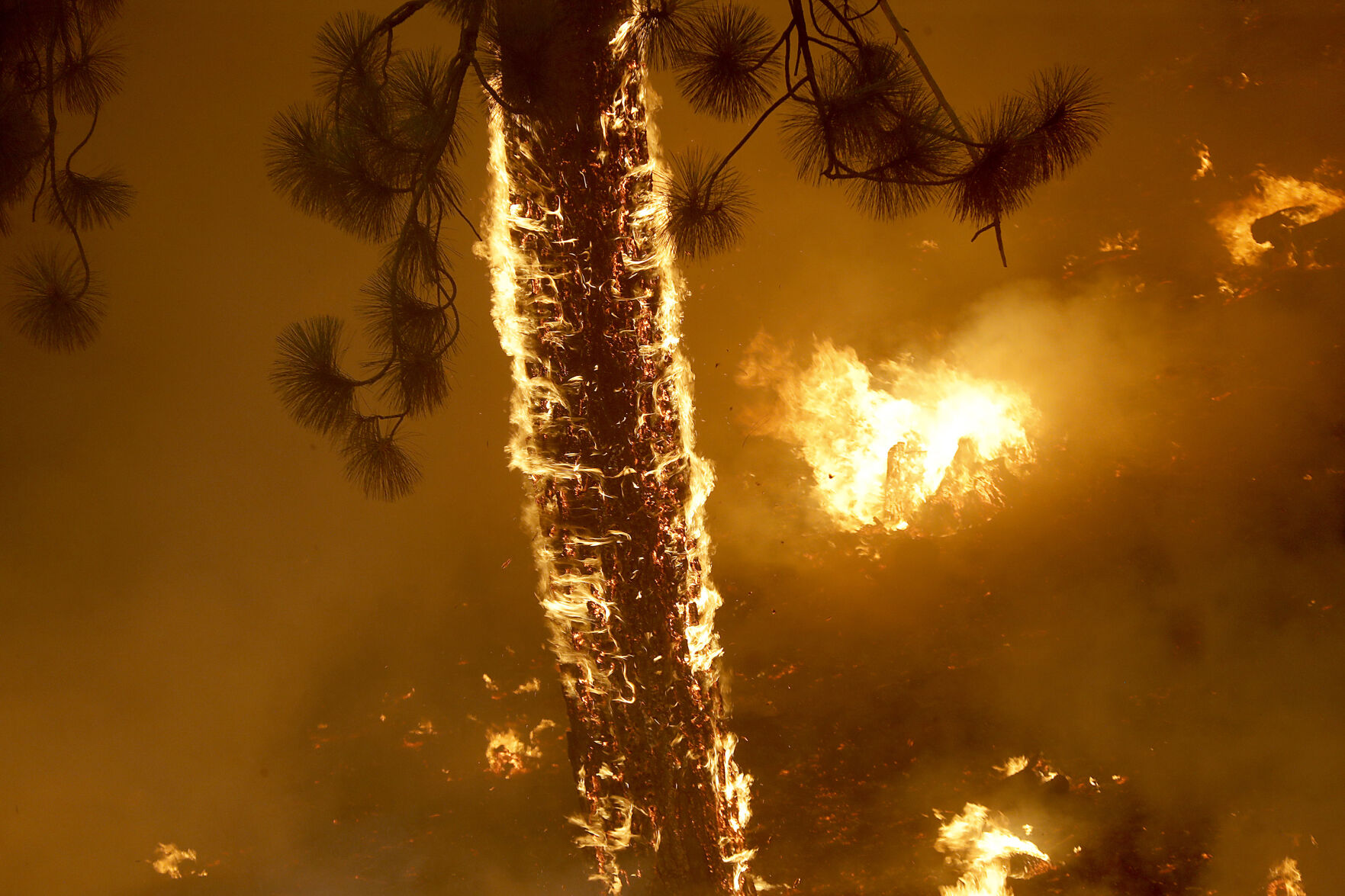 Apple fire in Riverside County grows to more than 4,100 acres, prompting evacuation of hundreds of homes